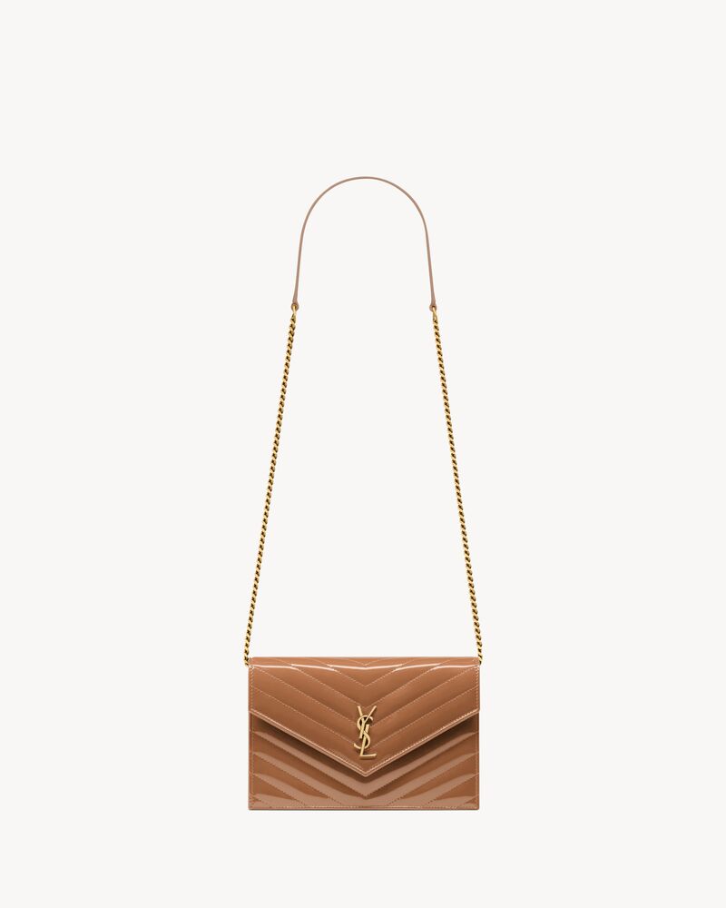 CASSANDRE Envelope-Portemonnaie aus Lackleder mit Kette