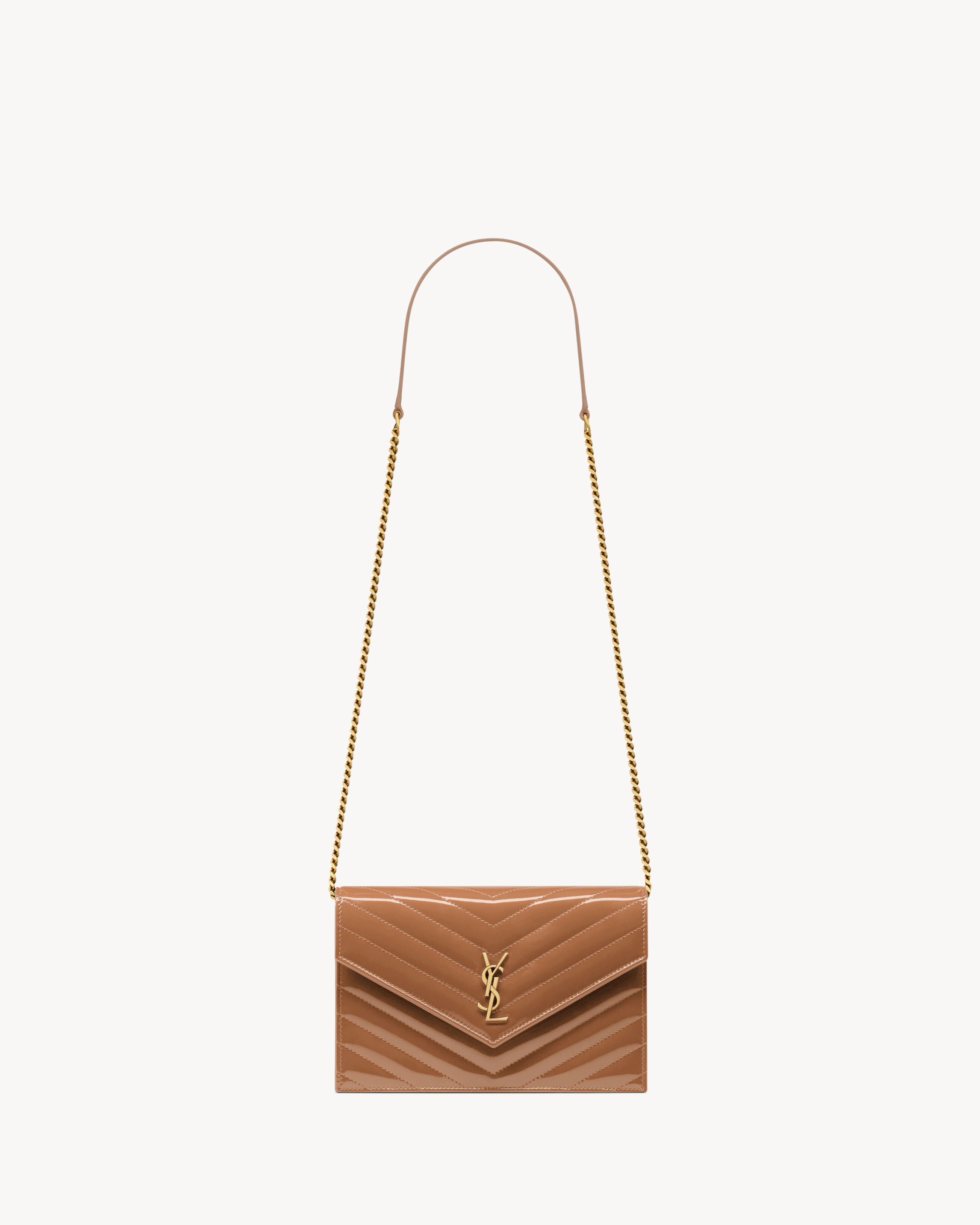 CASSANDRE Envelope-Portemonnaie aus Lackleder mit Kette