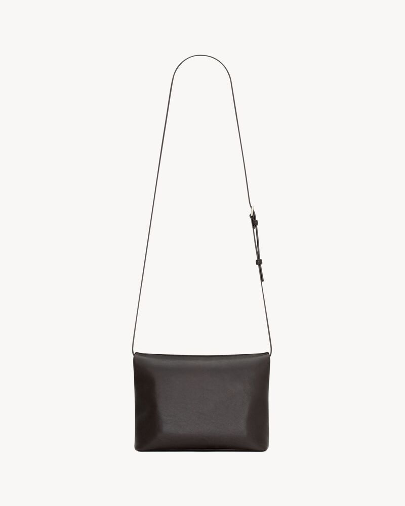 CASSANDRE envelope messenger in leather