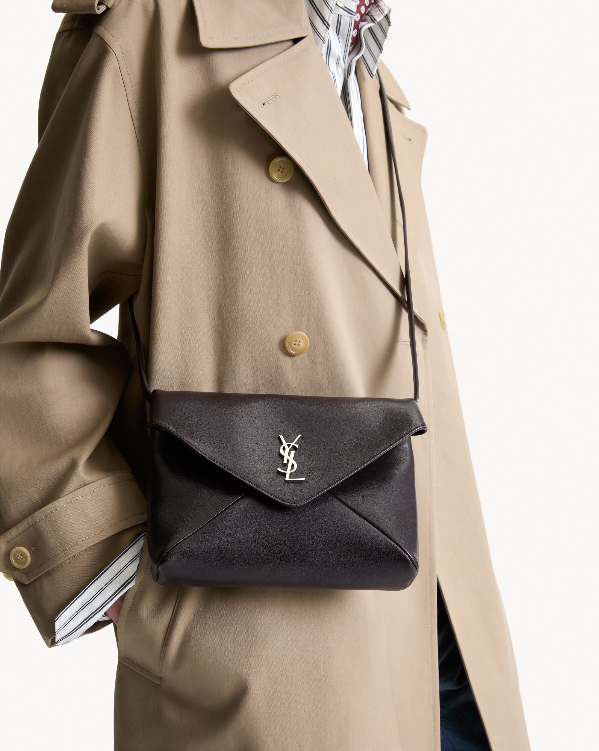 CASSANDRE envelope messenger in leather