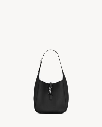 小物 saint laurent Bolsa pequena LE 5 À 7 MALEÁVEL EM COURO GRANULADO em PRETO