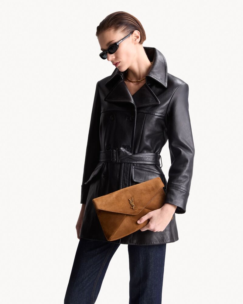 CASSANDRE Large Envelope-Pouch aus Veloursleder