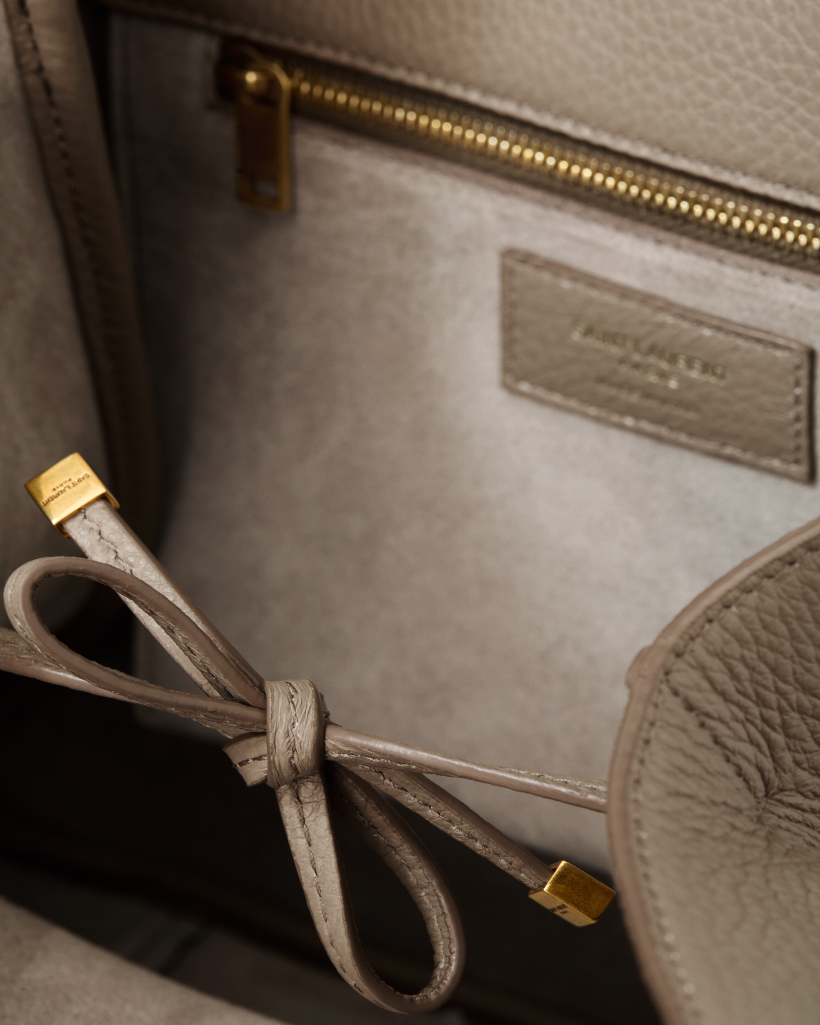 LE 5 À 7 SMALL BEA in grained leather