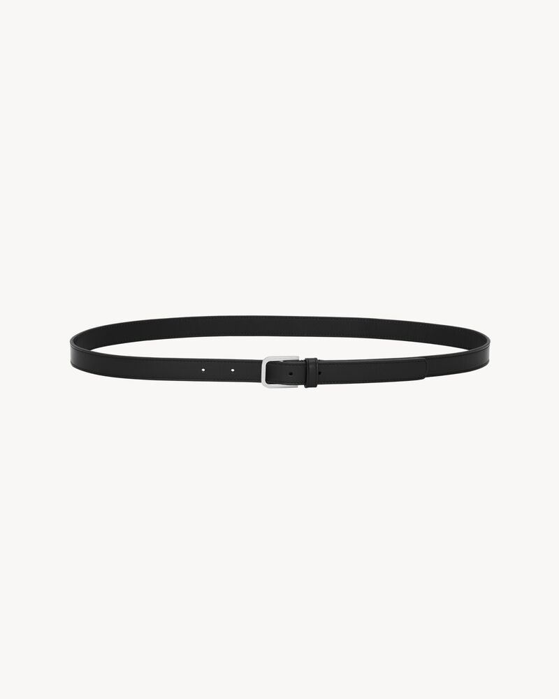cinto minimalista em couro liso