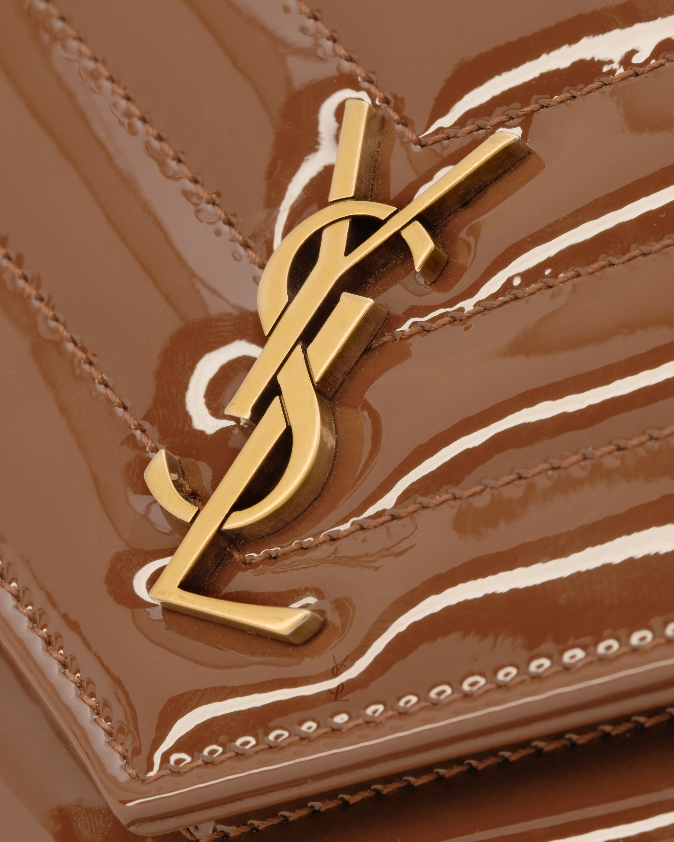 CASSANDRE Envelope-Portemonnaie aus Lackleder mit Kette