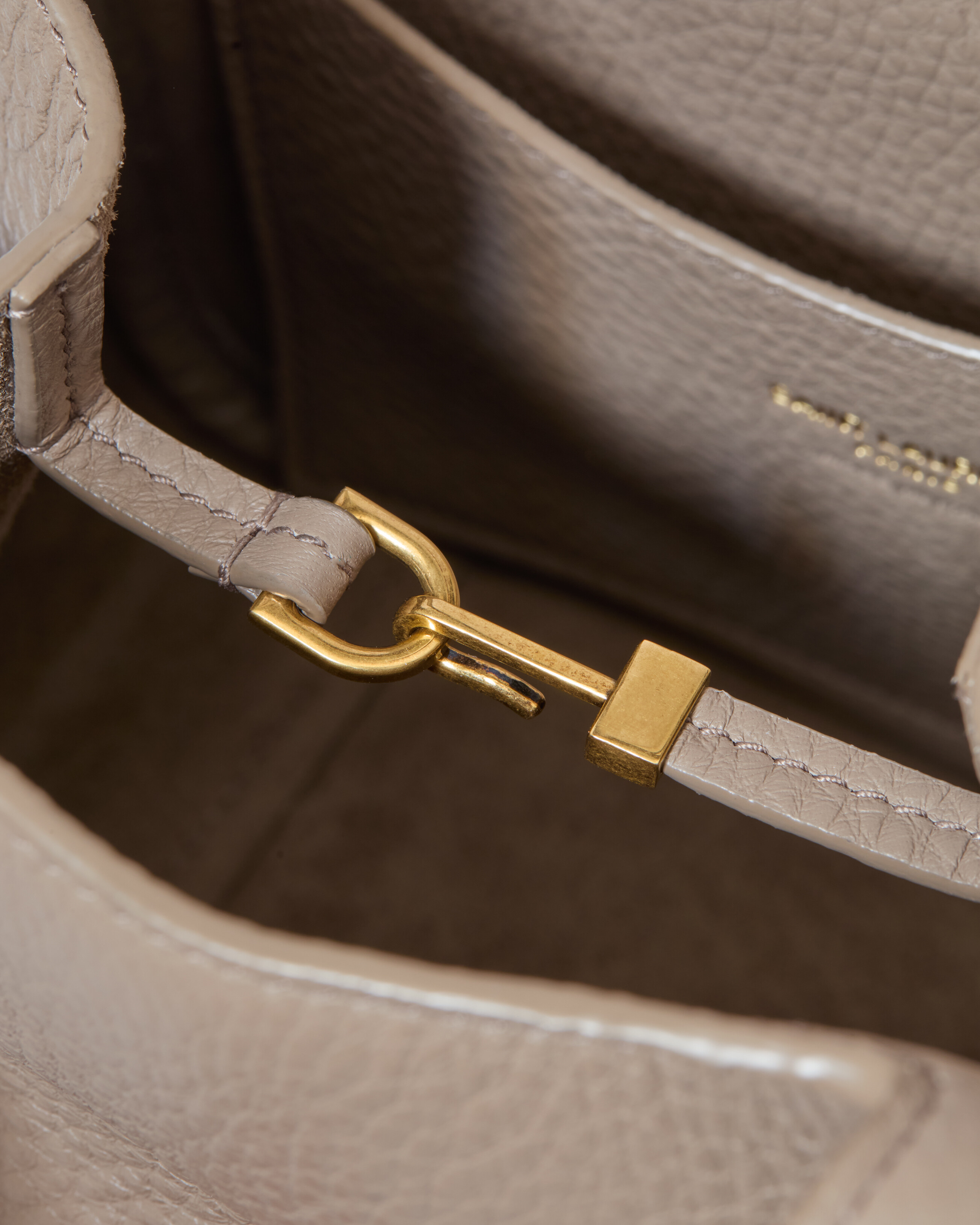 LE 5 À 7 BABY BEA in grained leather