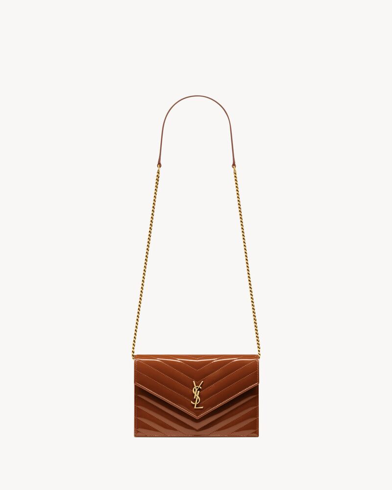 CASSANDRE Envelope-Portemonnaie aus Lackleder mit Kette