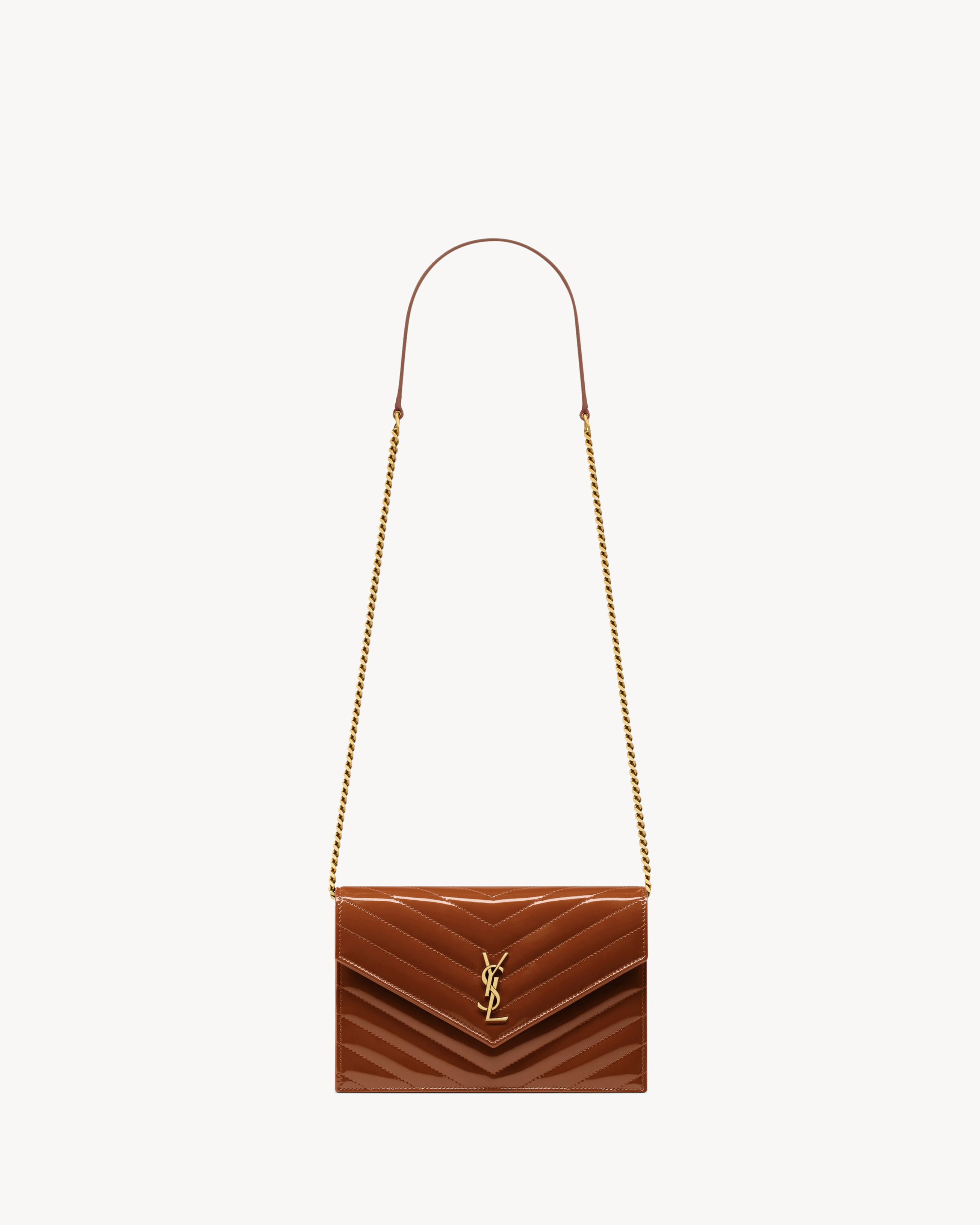 CASSANDRE Envelope-Portemonnaie aus Lackleder mit Kette