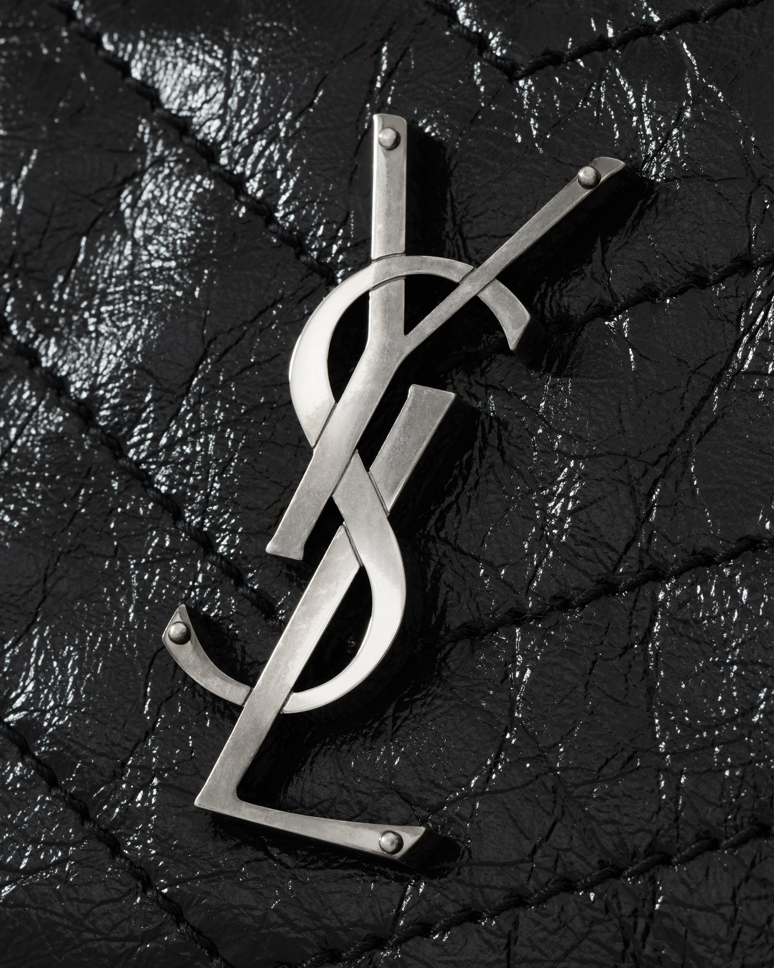 NIKI shopping in vintage leather