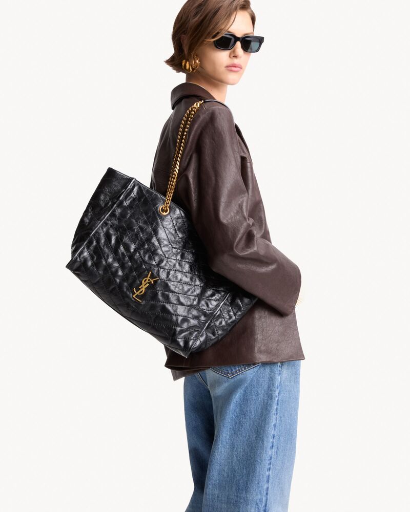 NIKI shopping in vintage leather