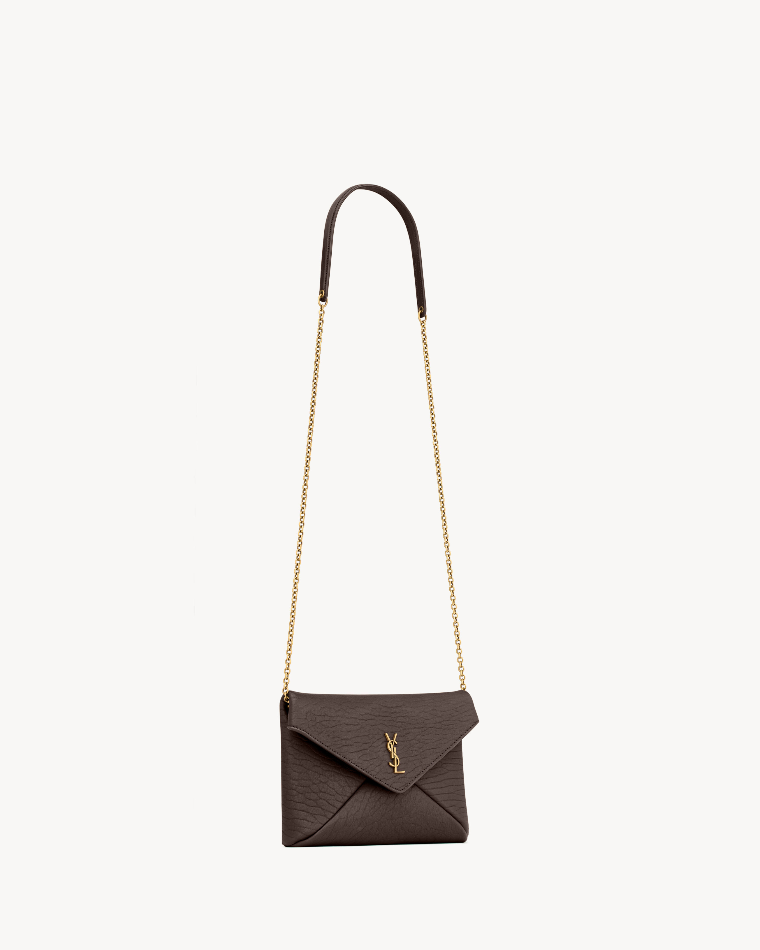 Pochette pequeña con cadena Cassandre de piel de cordero