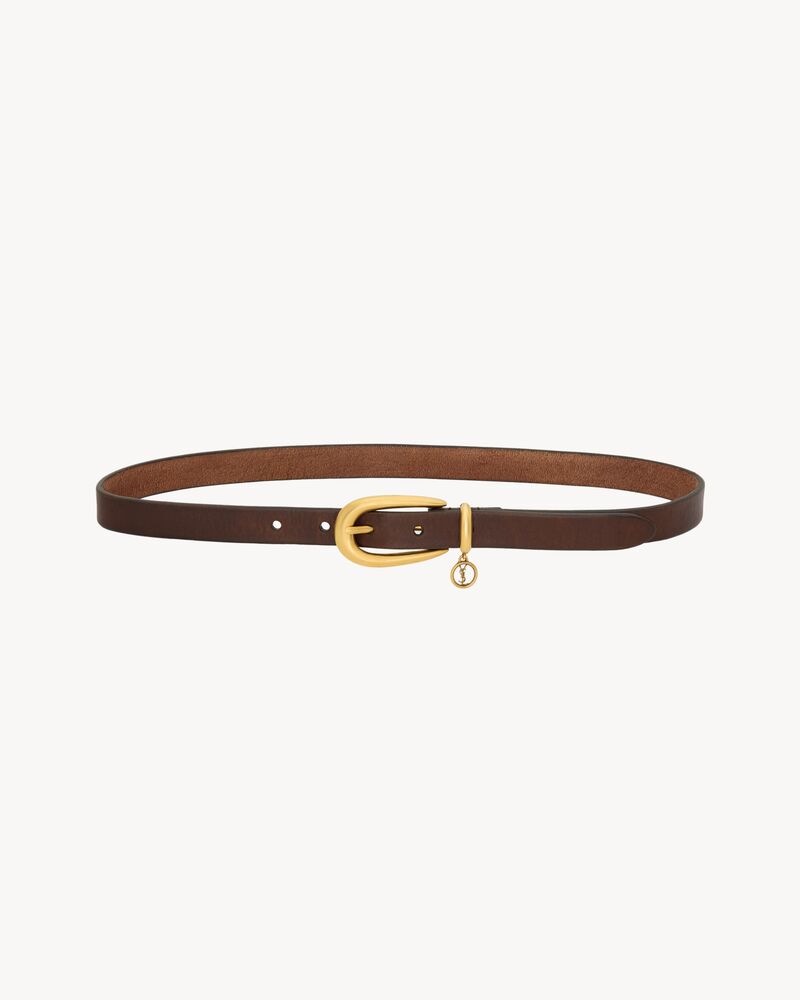 CASSANDRE ceinture fine en cuir à boucle allongée et charm
