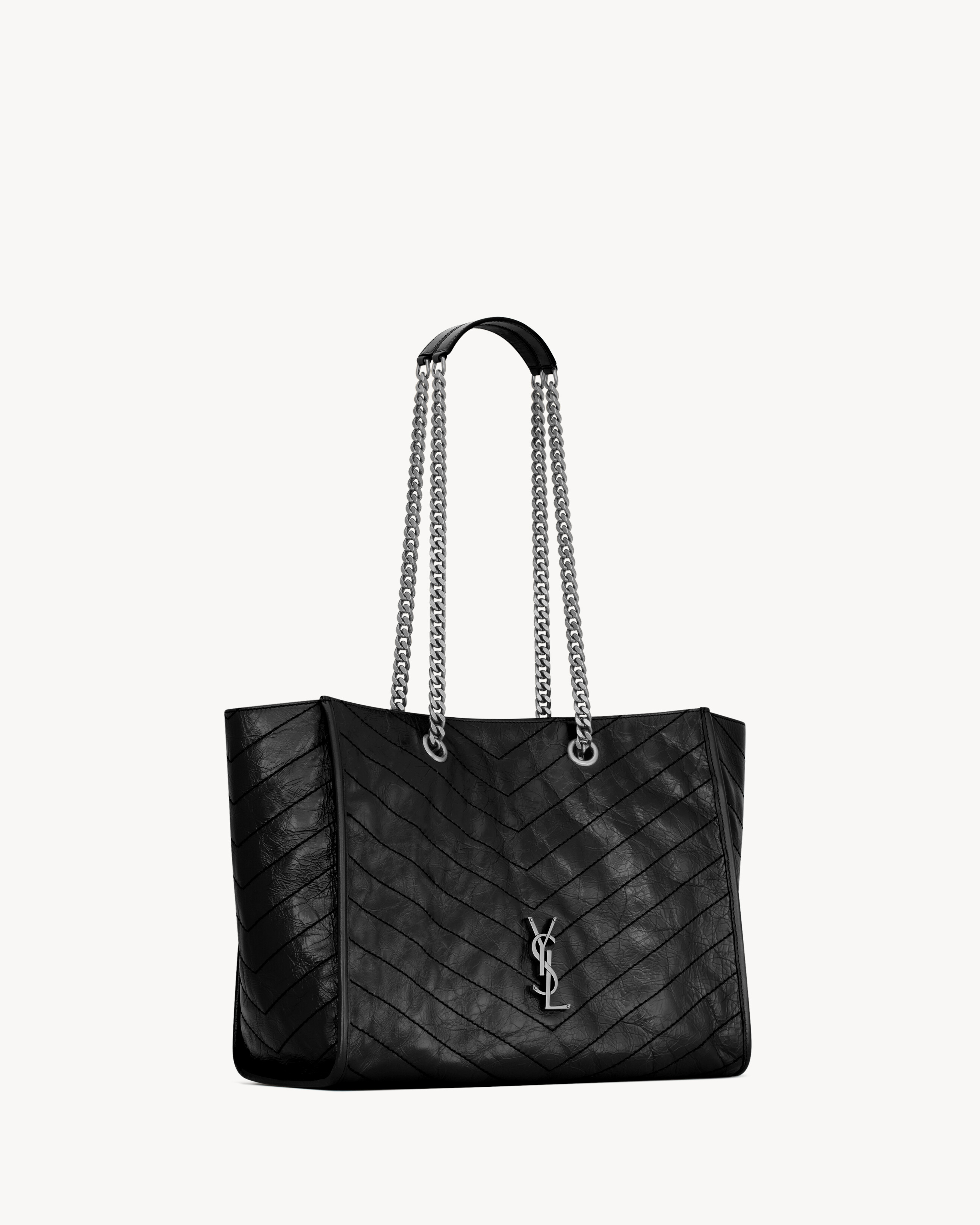 NIKI shopping in vintage leather