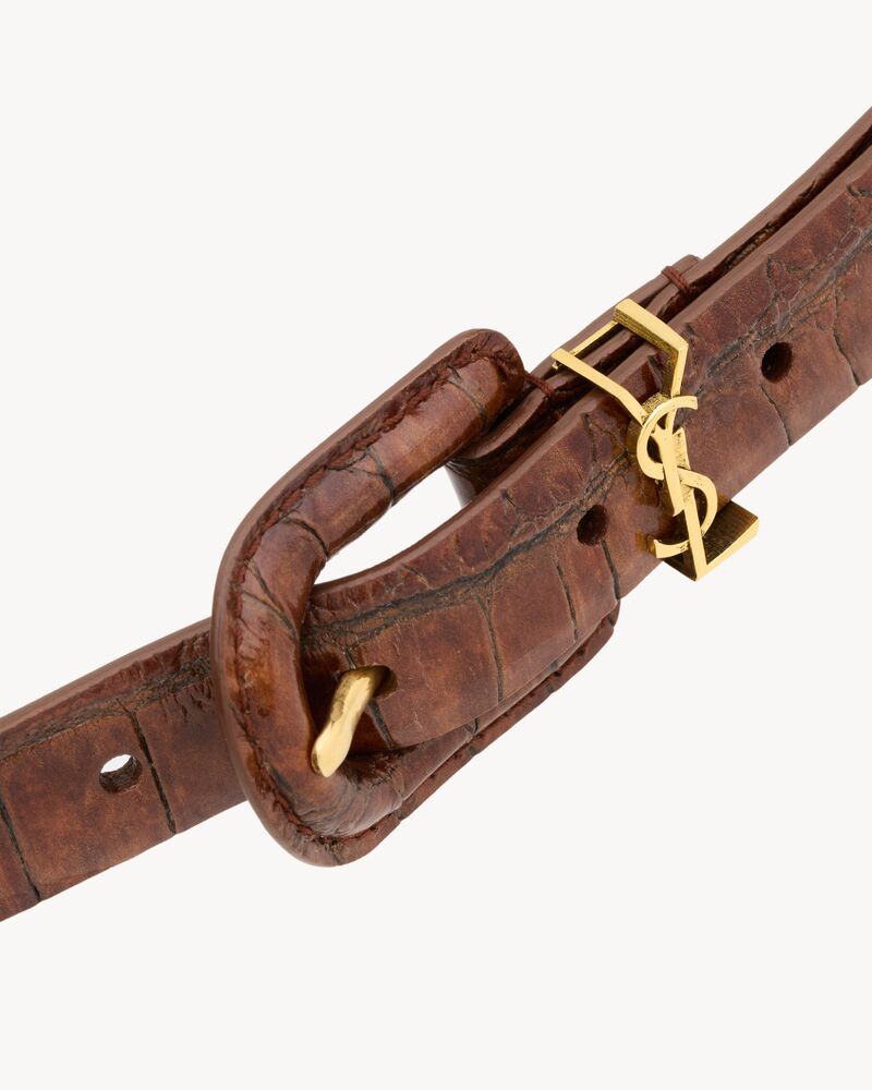 Schmaler CASSANDRE Gürtel mit überzogener Schnalle aus Leder mit Krokoprägung