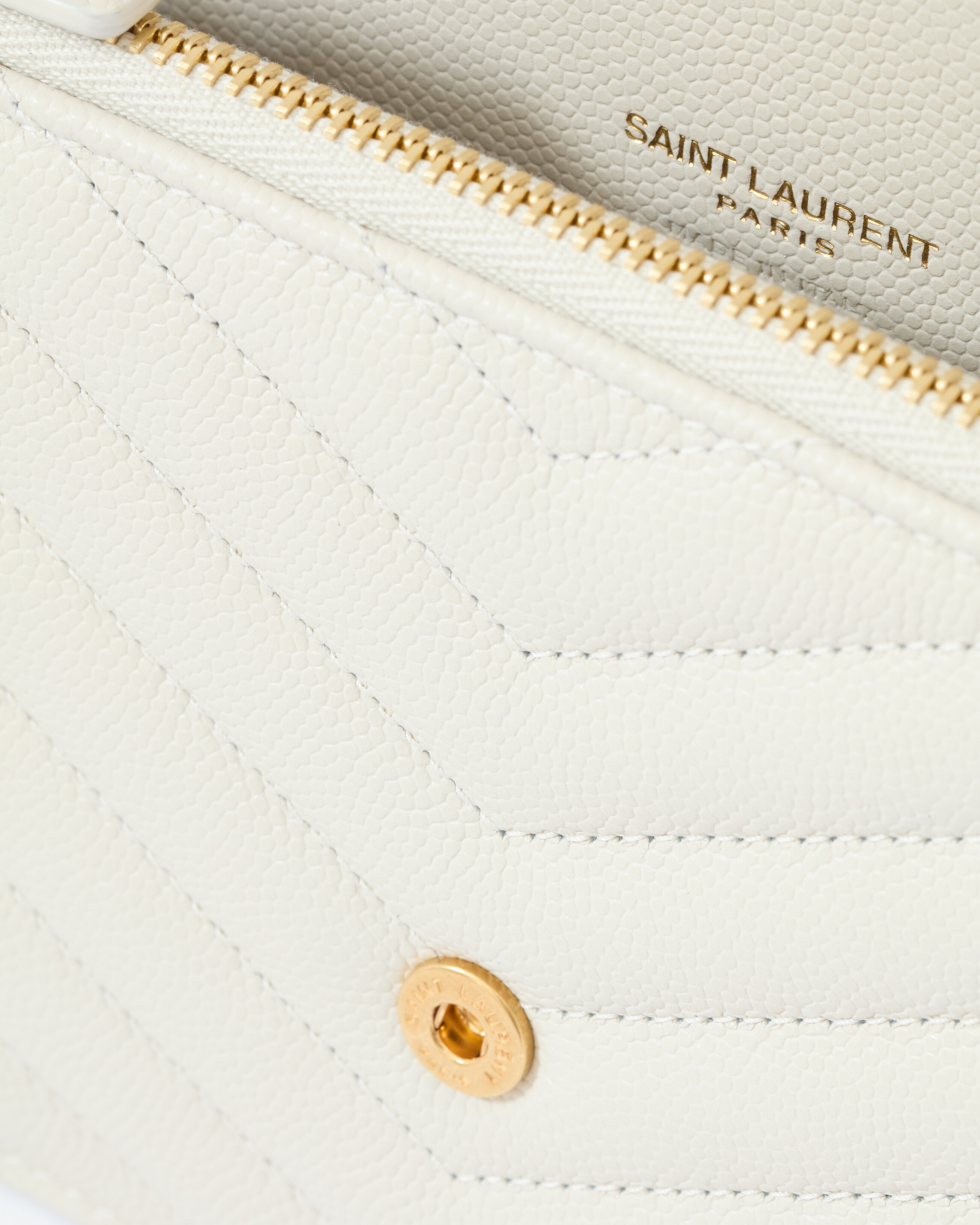 CASSANDRE ENVELOPE CHAIN WALLET IN GRAIN DE POUDRE LEATHER