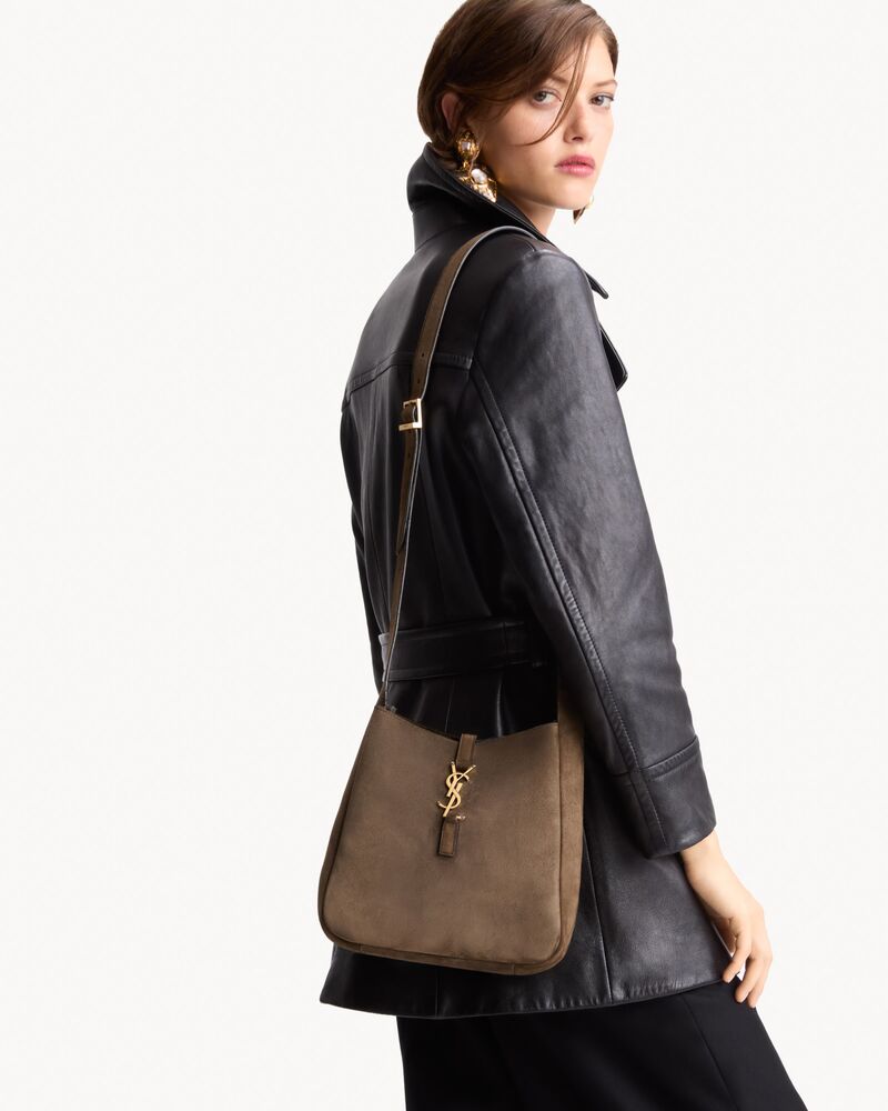 LE 5 À 7 supple crossbody in suede