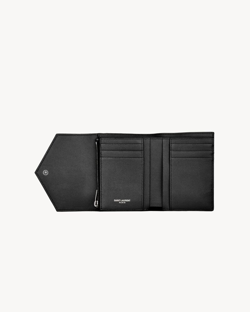 CASSANDRE MATELASSÉ Cartera compacta de tres compartimentos de piel repujada grain de poudre
