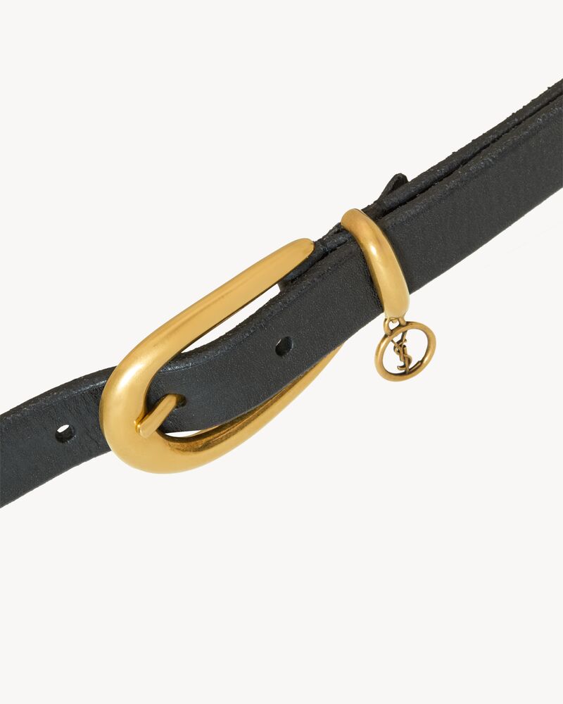 CASSANDRE ceinture fine en cuir à boucle allongée et charm