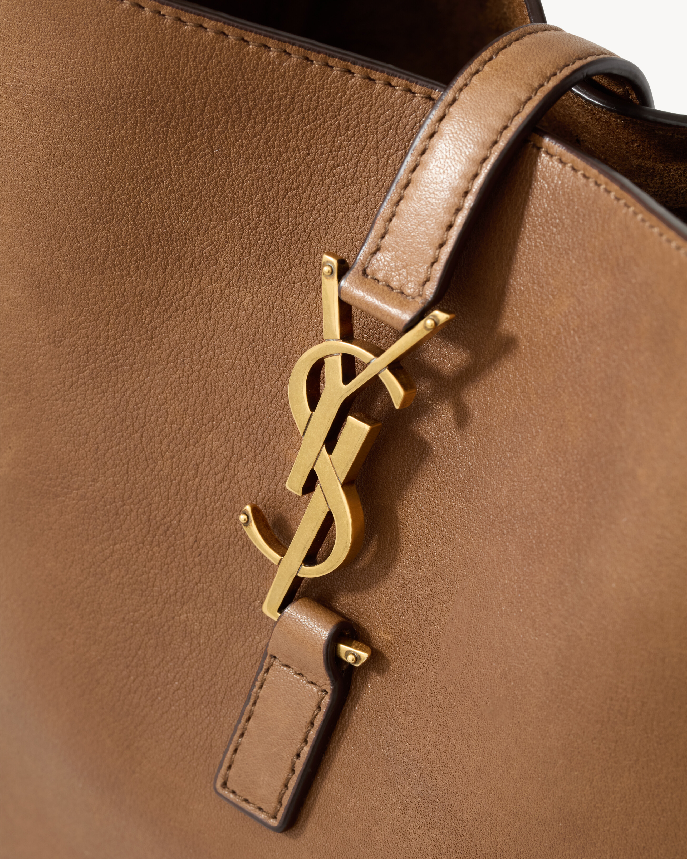 LE 5 À 7 supple small in leather