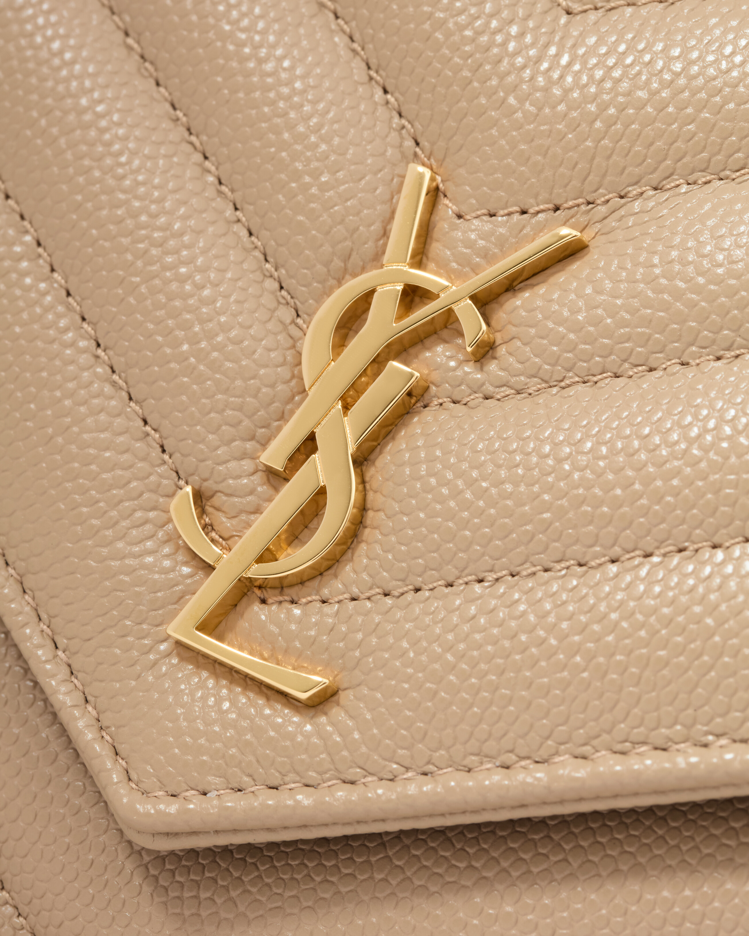CASSANDRE ENVELOPE CHAIN WALLET IN GRAIN DE POUDRE LEATHER