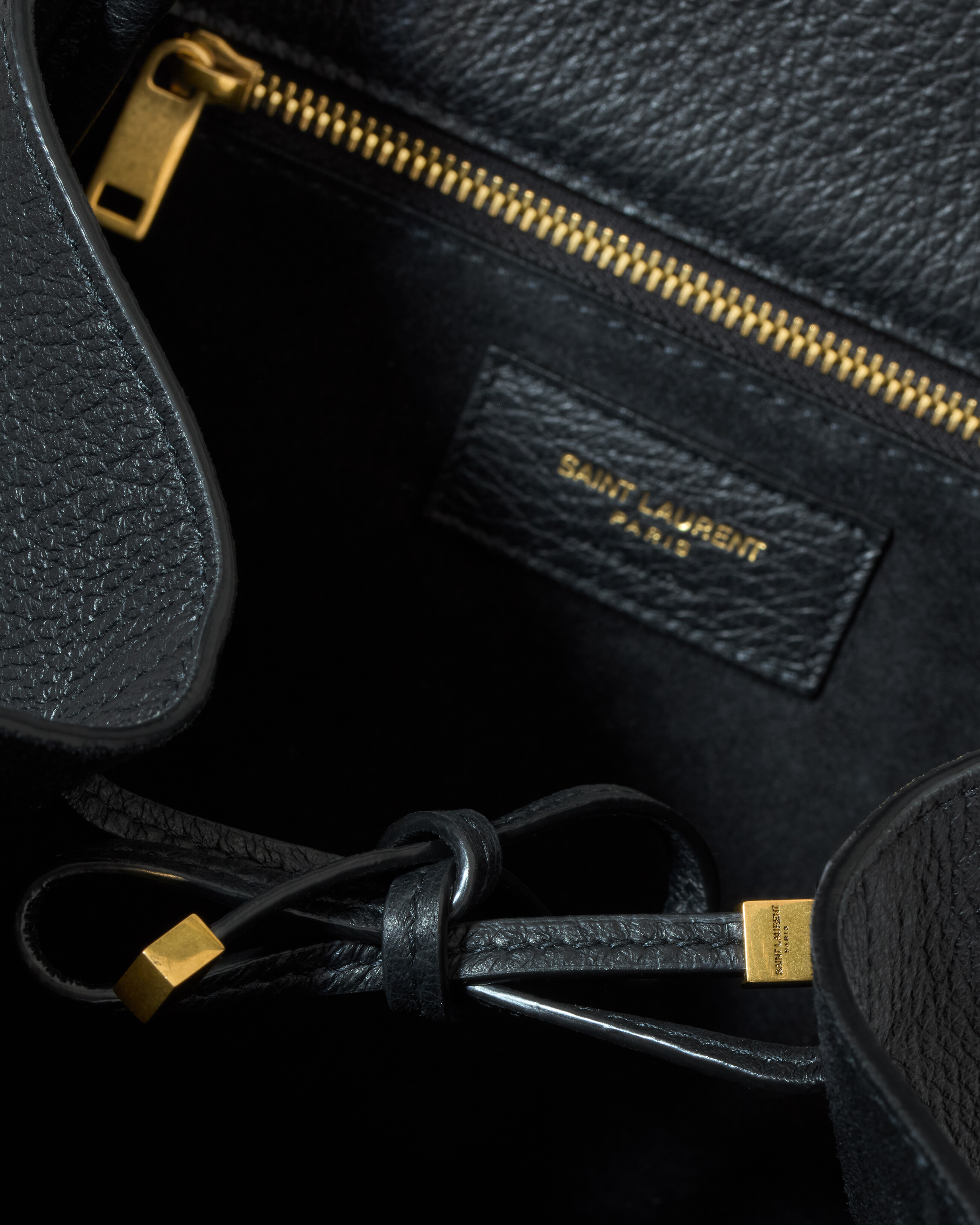 LE 5 À 7 SMALL BEA in grained leather