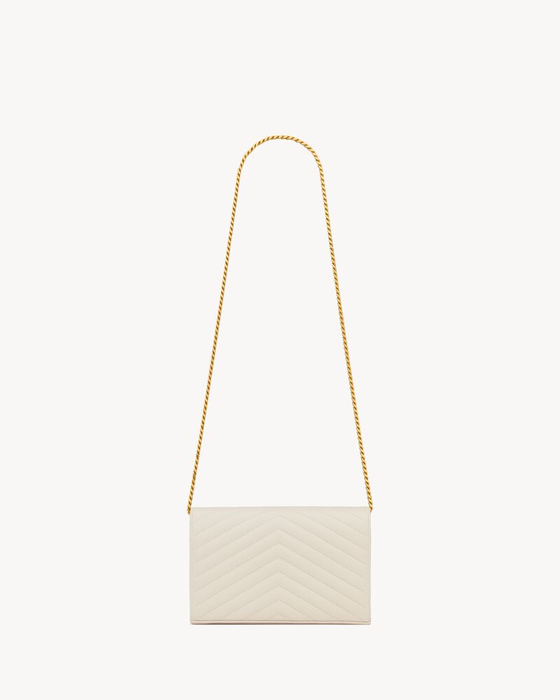 Cartera clásica con cadena Cassandre de piel efecto grain de poudre