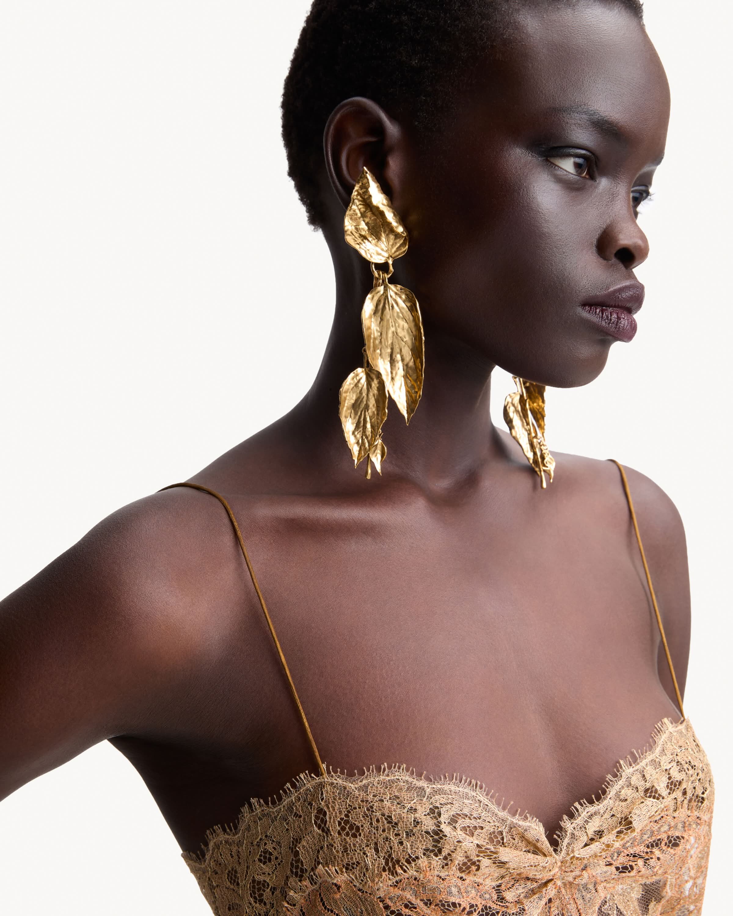 CASSANDRE leaf earrings in metal
