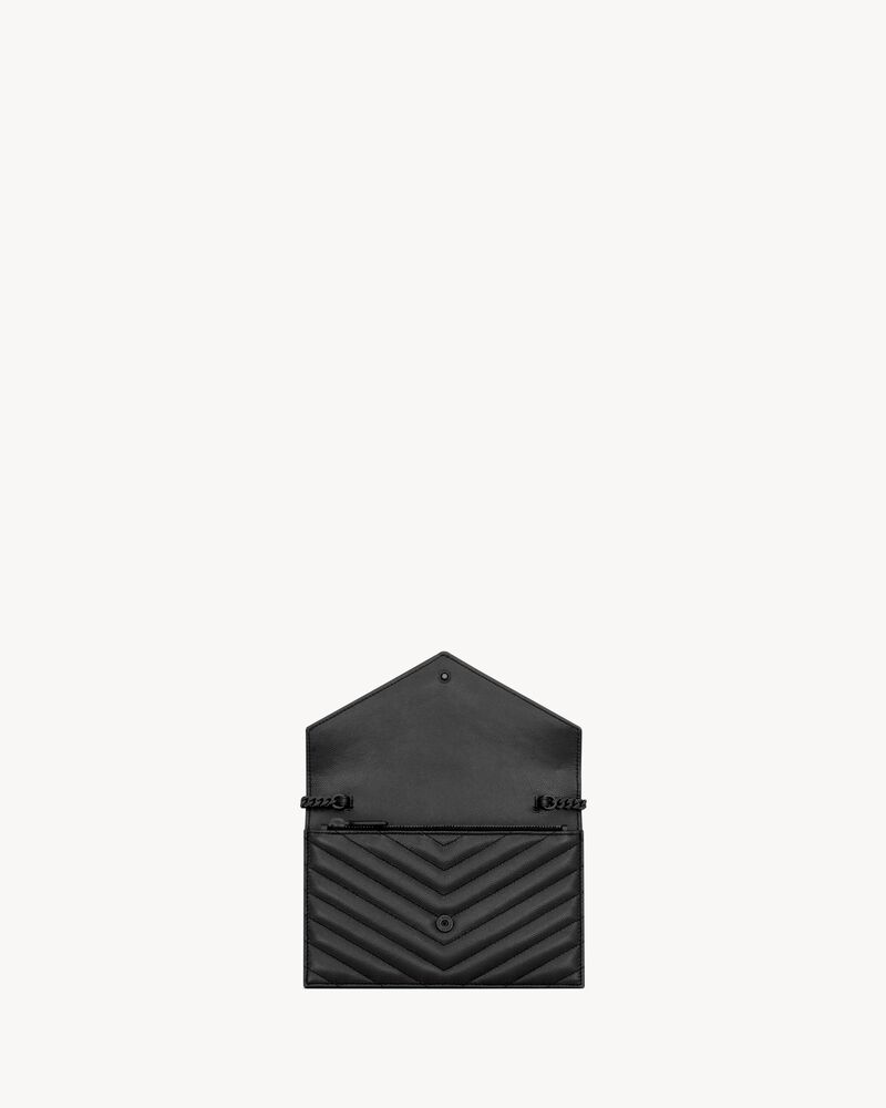 Cartera tipo sobre con cadena Cassandre de piel efecto grain de poudre