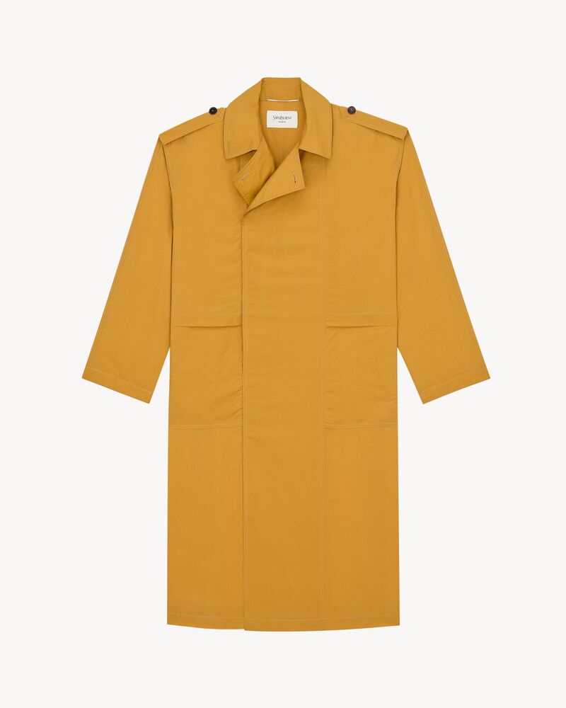 Trenchcoat mit breiten Schultern aus Seide