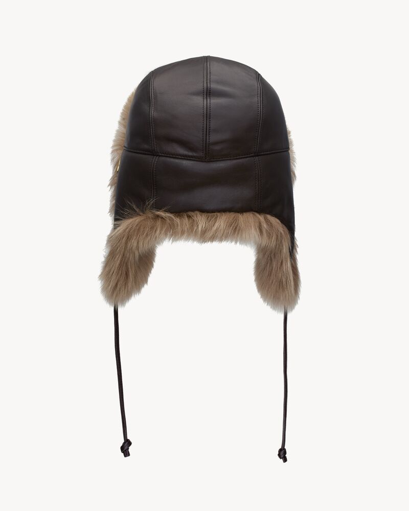 chapéu estilo aviador em couro de cordeiro com shearling