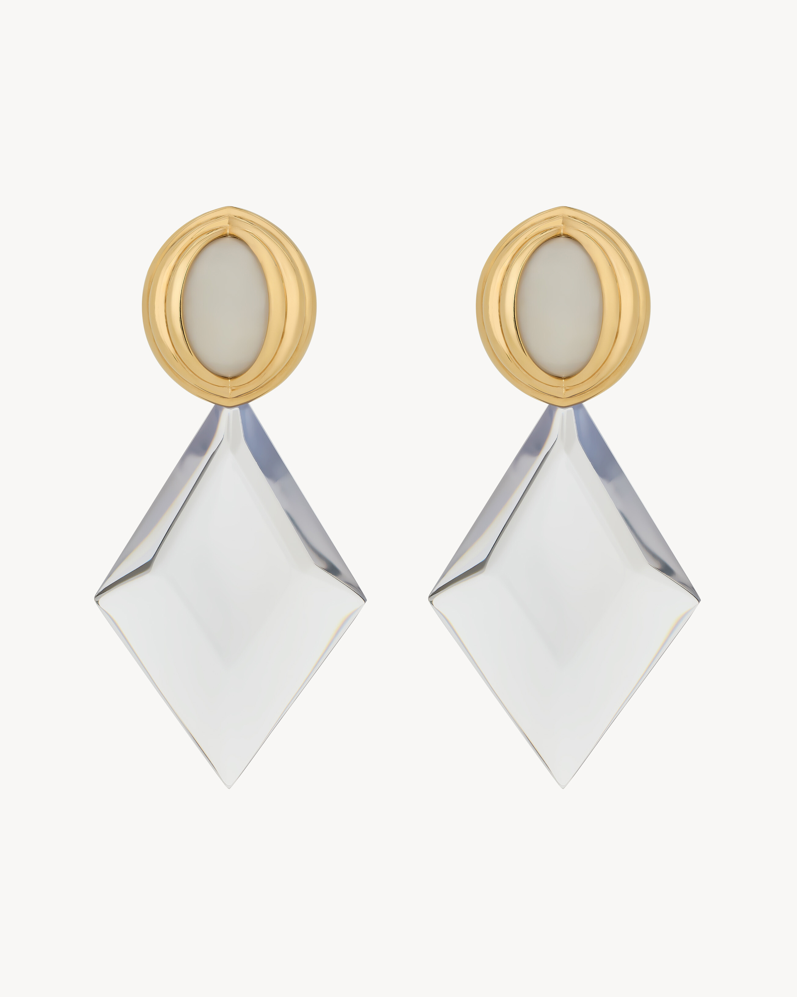 Pendientes en forma de pirámide de resina y metal