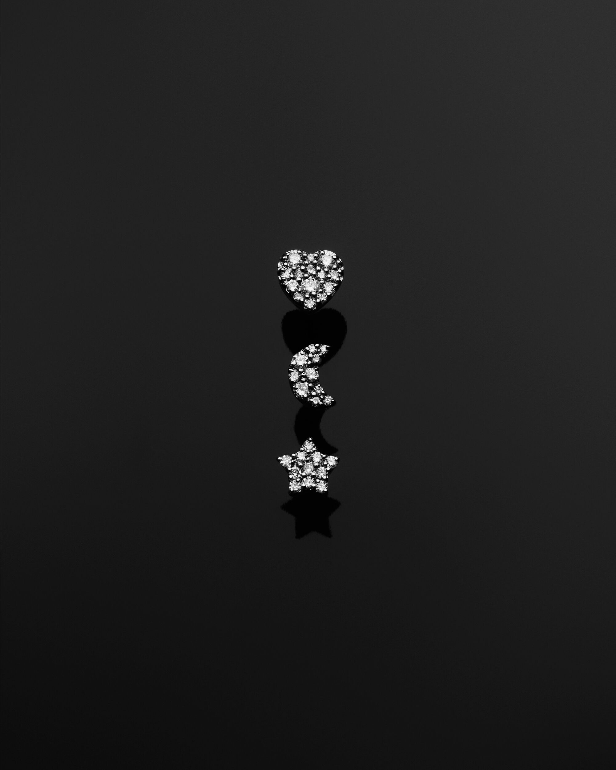 Broches de oro gris de 18 kt y diamantes con charm