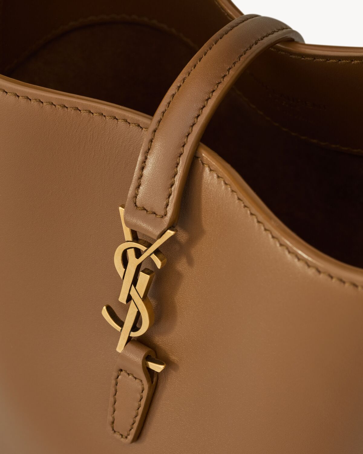 생로랑 샤이니 가죽 소재의 LE 37 미니 토트백 7658702R20W2536