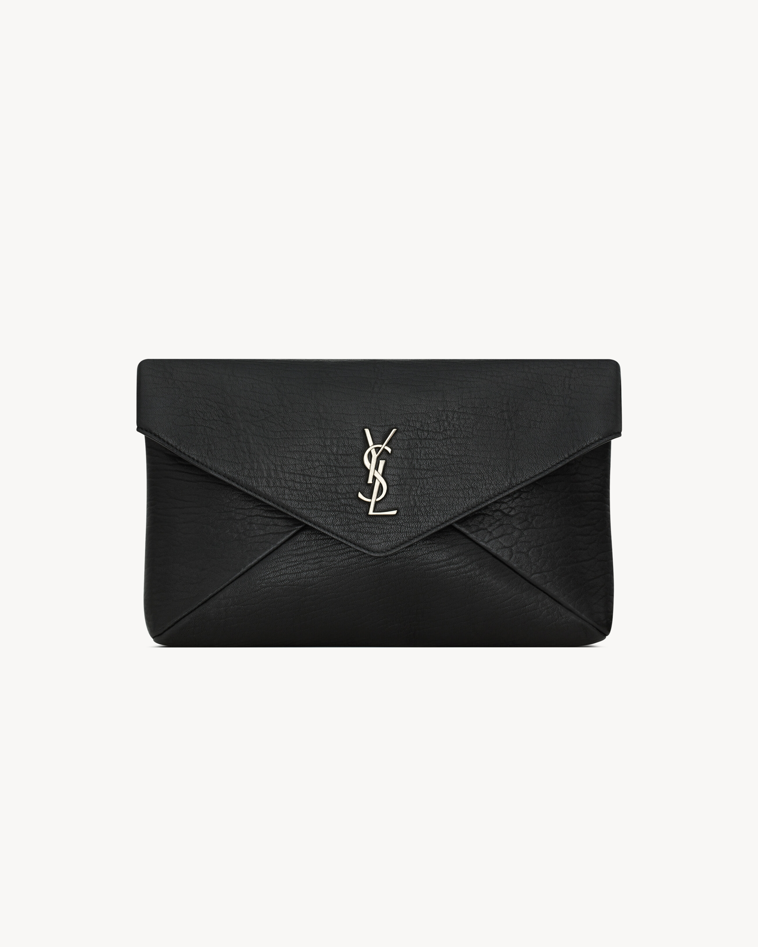 Große CASSANDRE Envelope Pouch aus genarbtem Lammleder