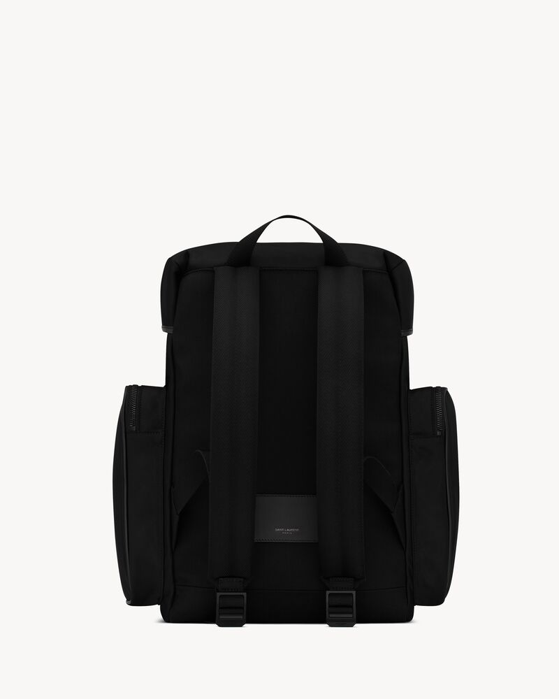 CITY RUCKSACK AUS ECONYL®, GLATTLEDER UND NYLON MIT MEHREREN TASCHEN