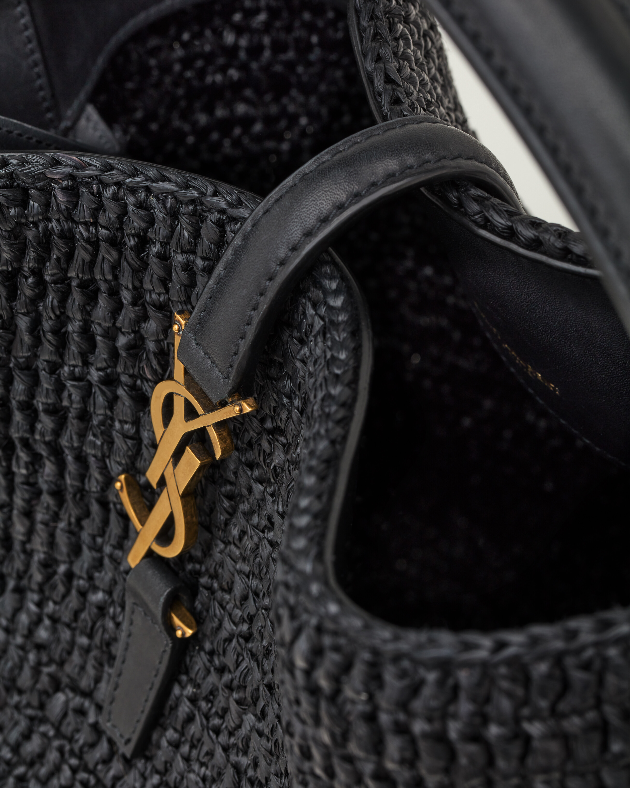 LE 37 in woven raffia and vegetable-tanned leather