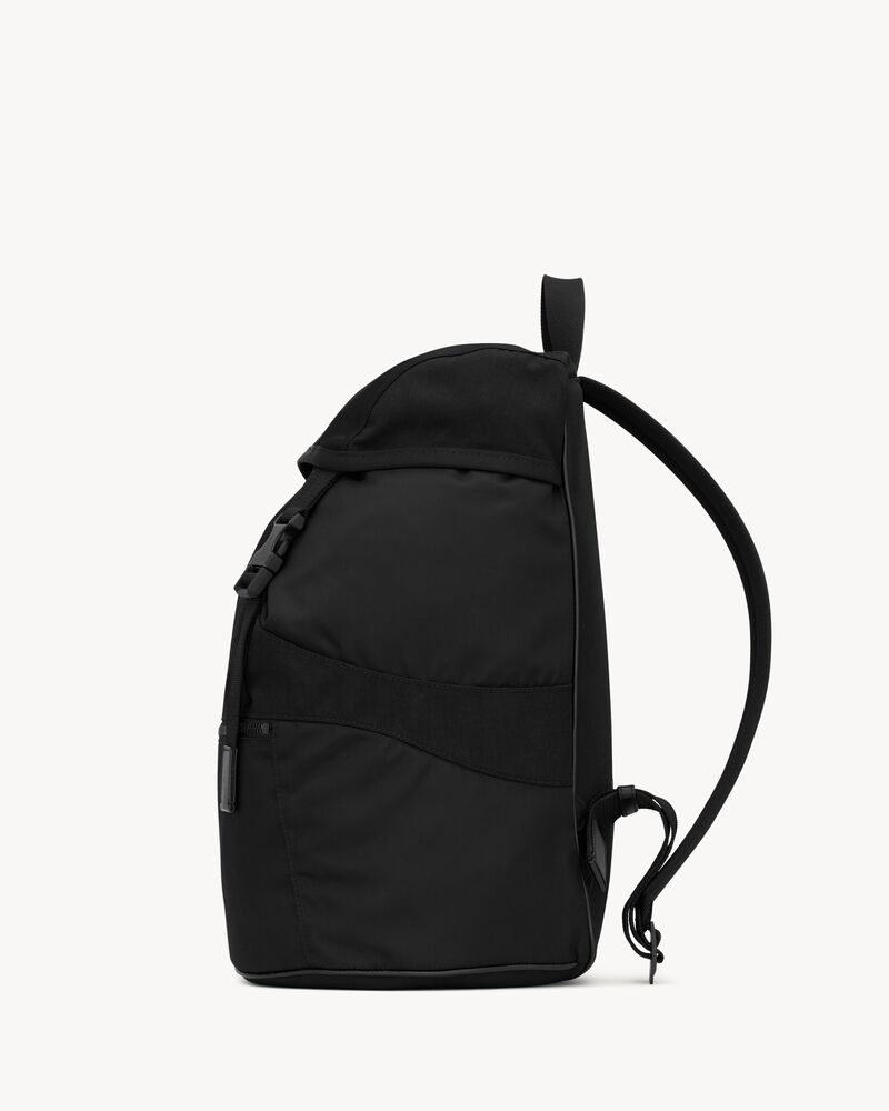 mochila saint laurent em econyl® e couro com curtimento vegetal