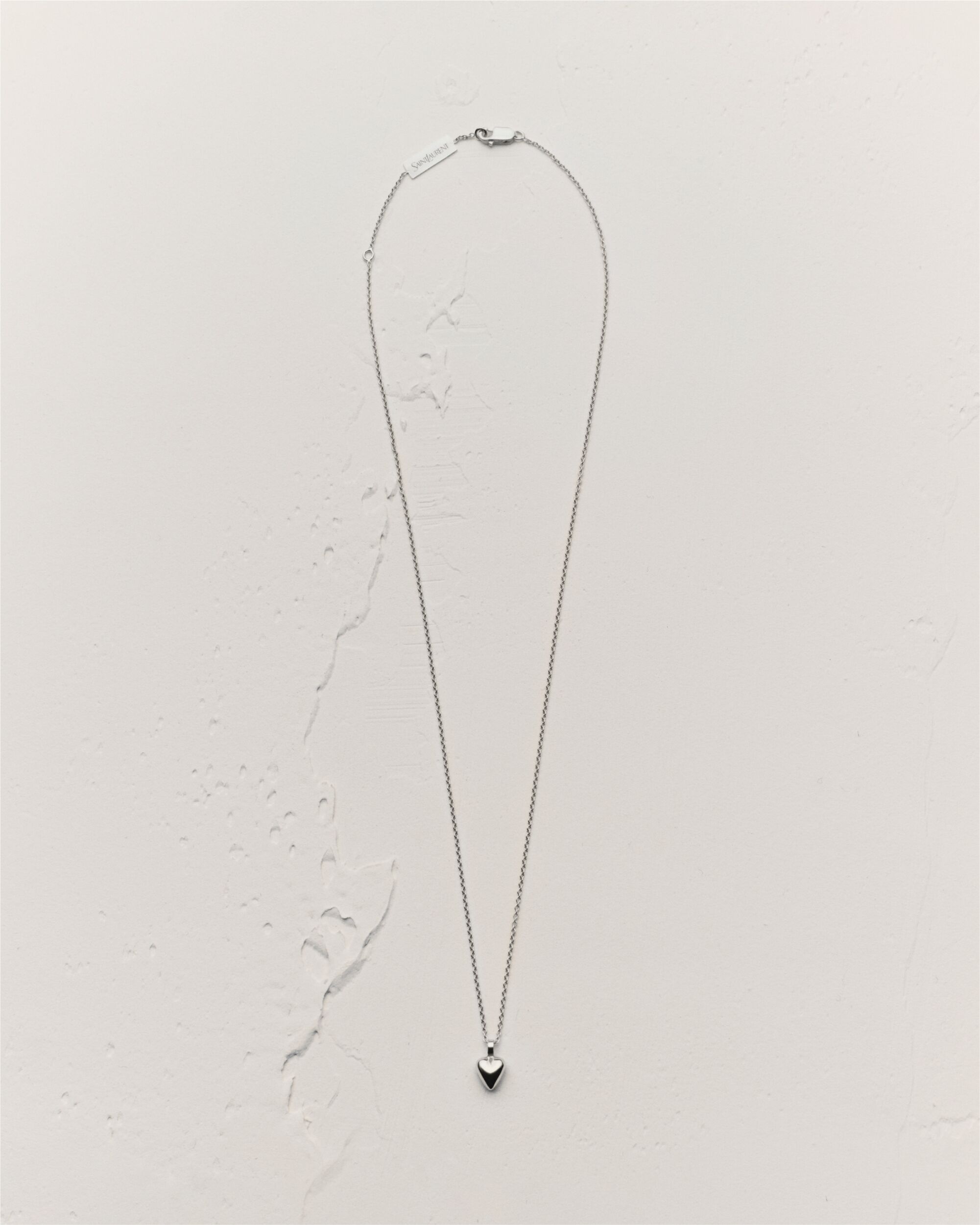 Collar de oro gris de 18 kt con colgante de corazón
