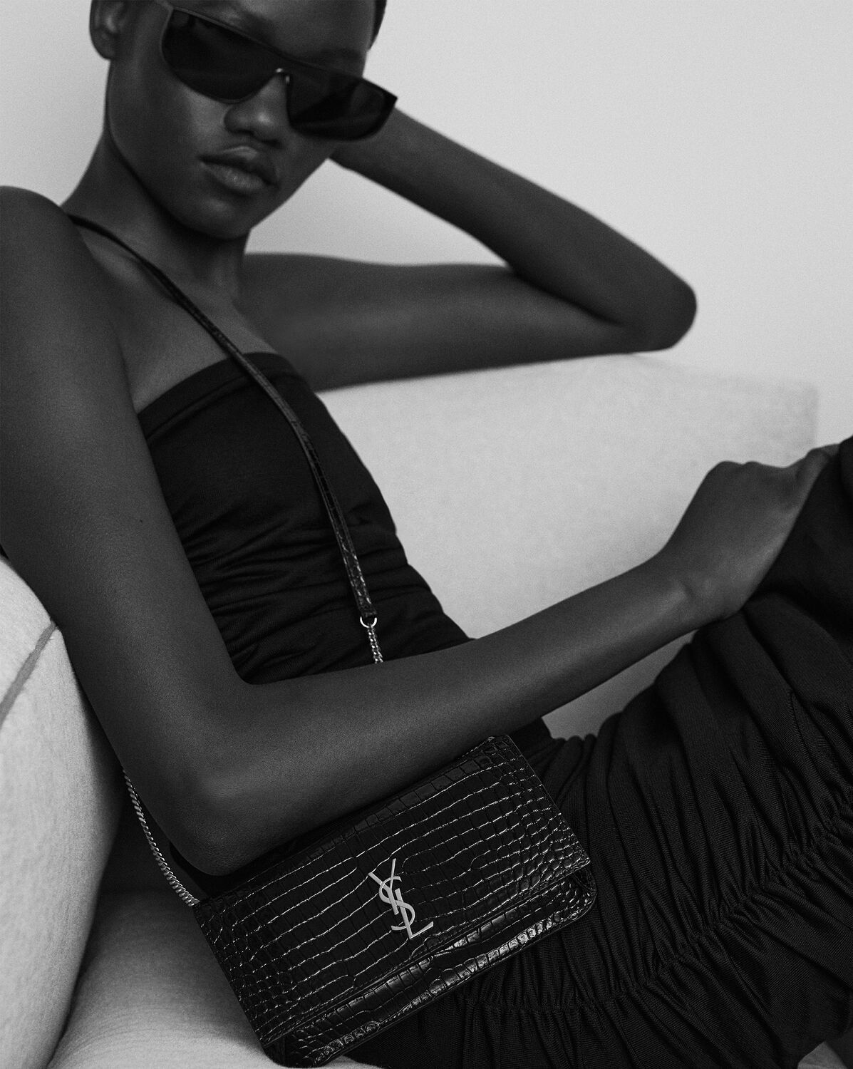 생로랑 반짝이는 악어 무늬 가죽 소재의 카산드라 휴대폰 홀더 635095DND1J9207