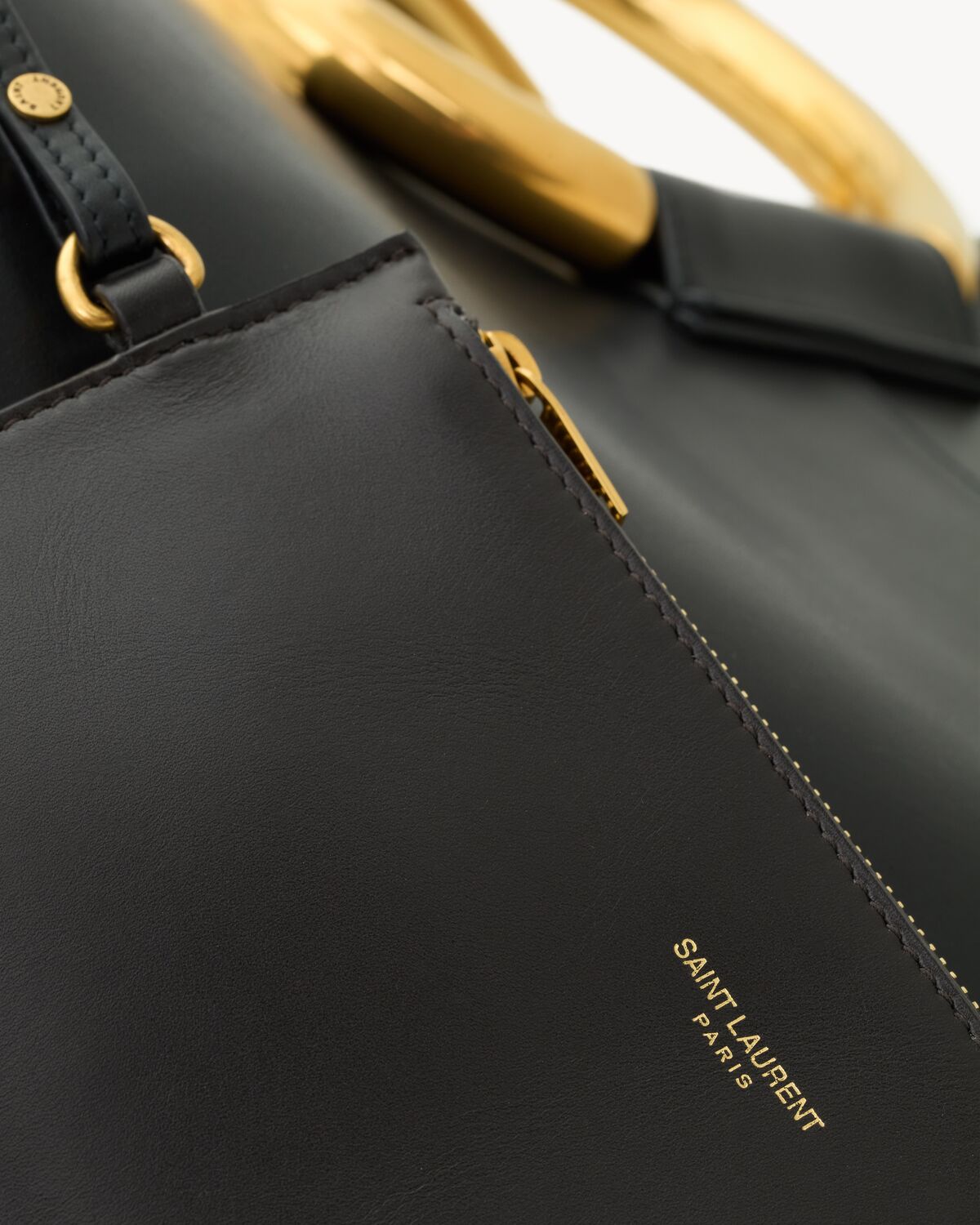 생로랑 부드러운 가죽 맥시 토트백 791193AAD4R1691