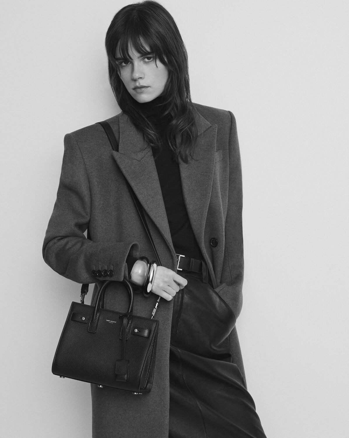 생로랑 부드러운 그레인 가죽 소재의 삭 드 주르 나노 토트백 717449DTI0W2721