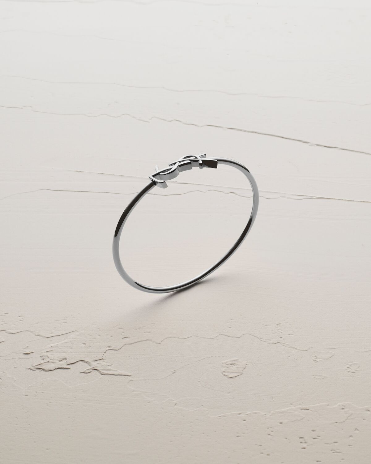 bracciale bangle cassandre in oro grigio 18 k