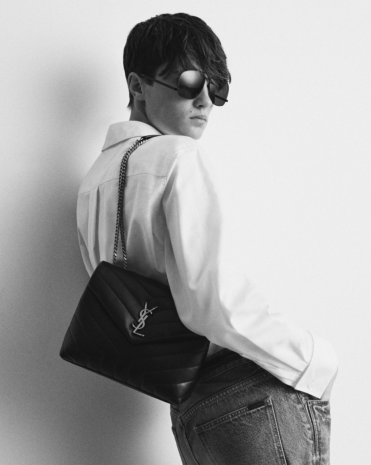 생로랑 퀼티드 가죽 소재의 LOULOU 스몰 숄더백 494699DV7261000