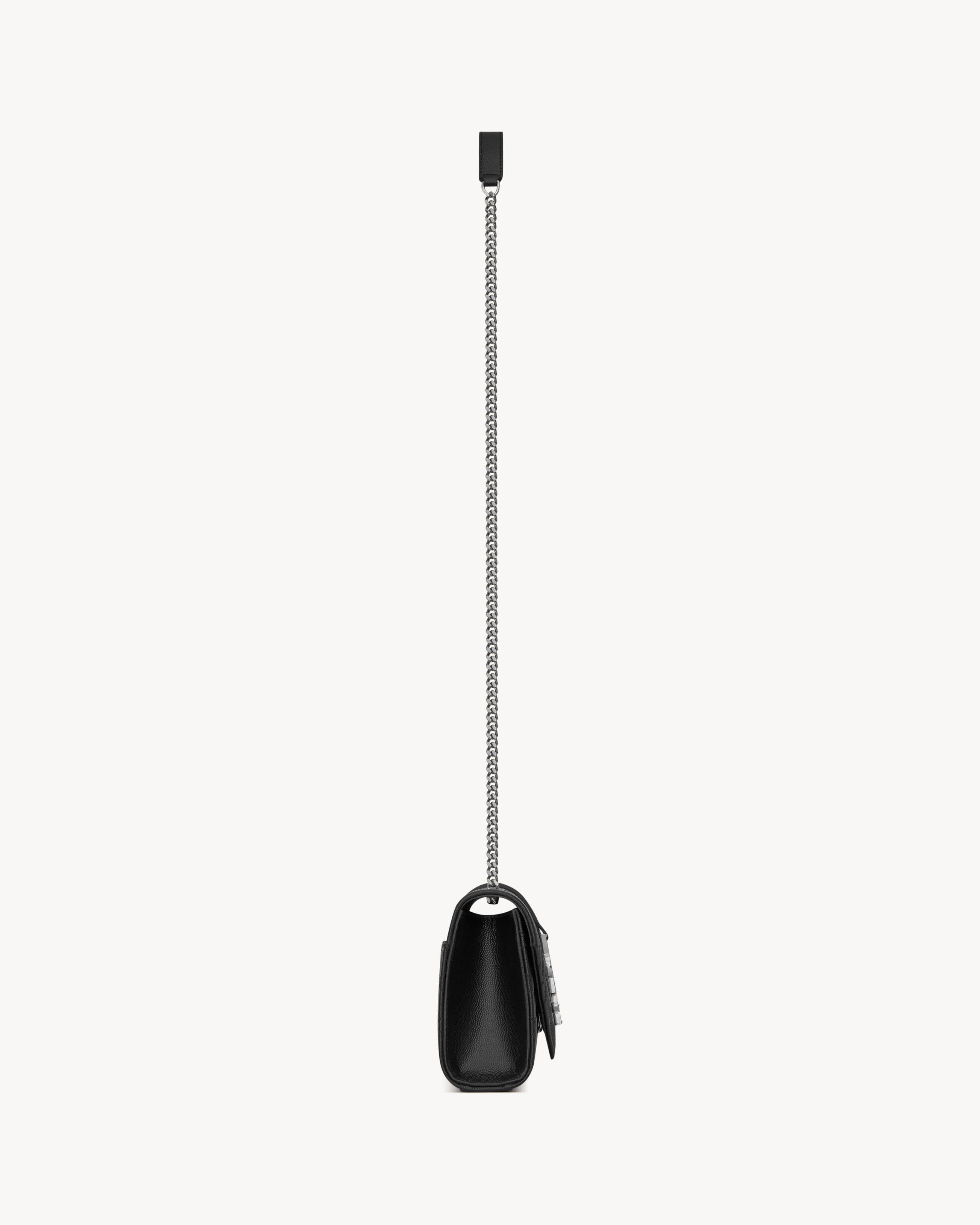 BOLSA FORMATO ENVELOPE PEQUENA EM COURO GRAIN DE POUDRE COM GRAVAÇÃO EM RELEVO E EFEITO ACOLCHOADO