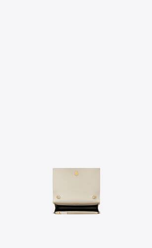 kate chain wallet avec pompon en cuir embossé grain de poudre