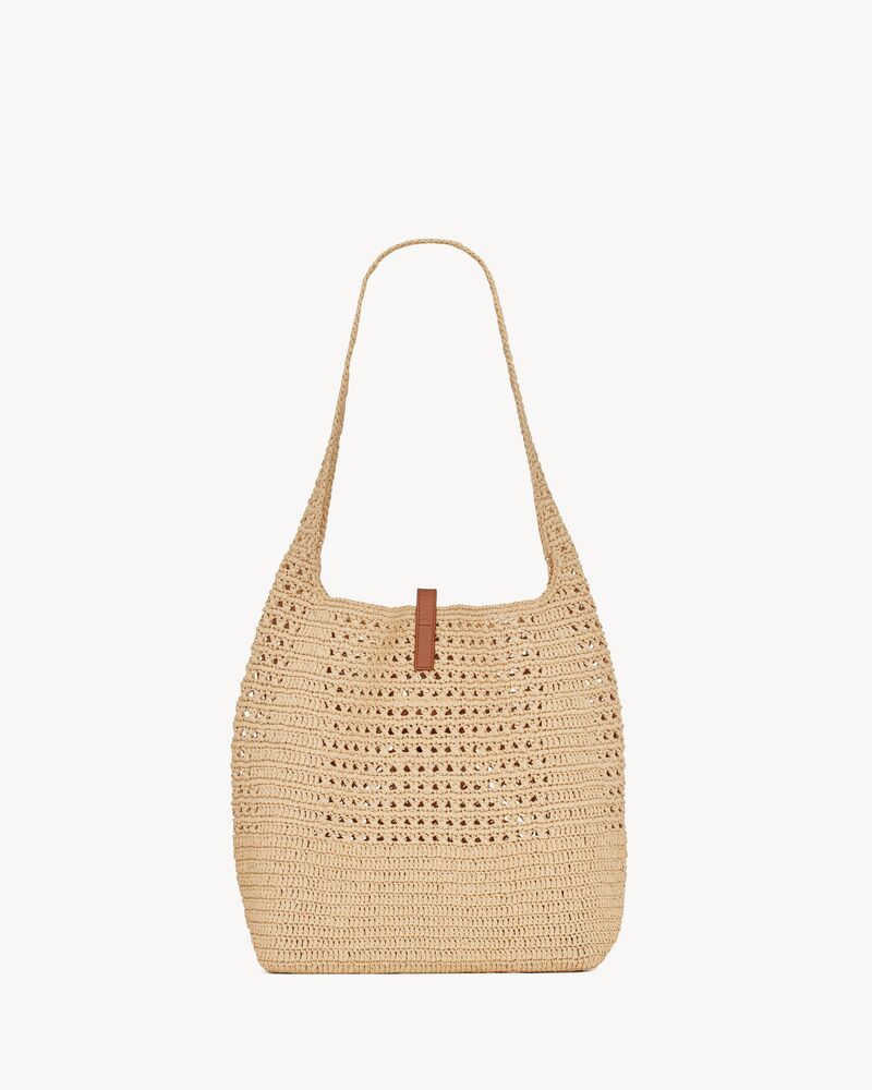 Bolso estilo hobo de croché de rafia y piel lisa