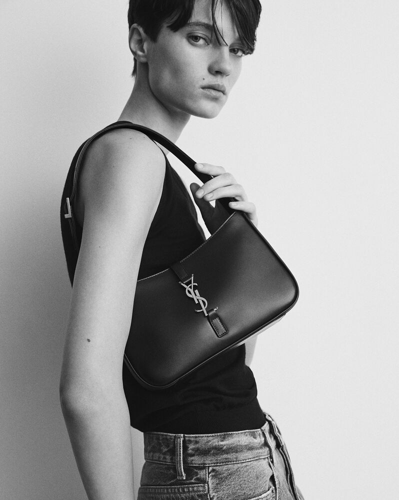Le 5 à 7 leather handbag Saint Laurent Black in Leather - 41763054