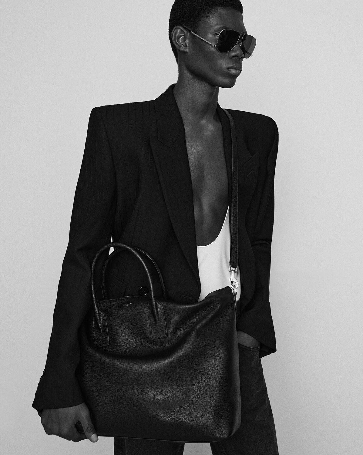 생로랑 부드러운 그레인 가죽 소재의 자이언트 볼링 백 649646DTI0E1000