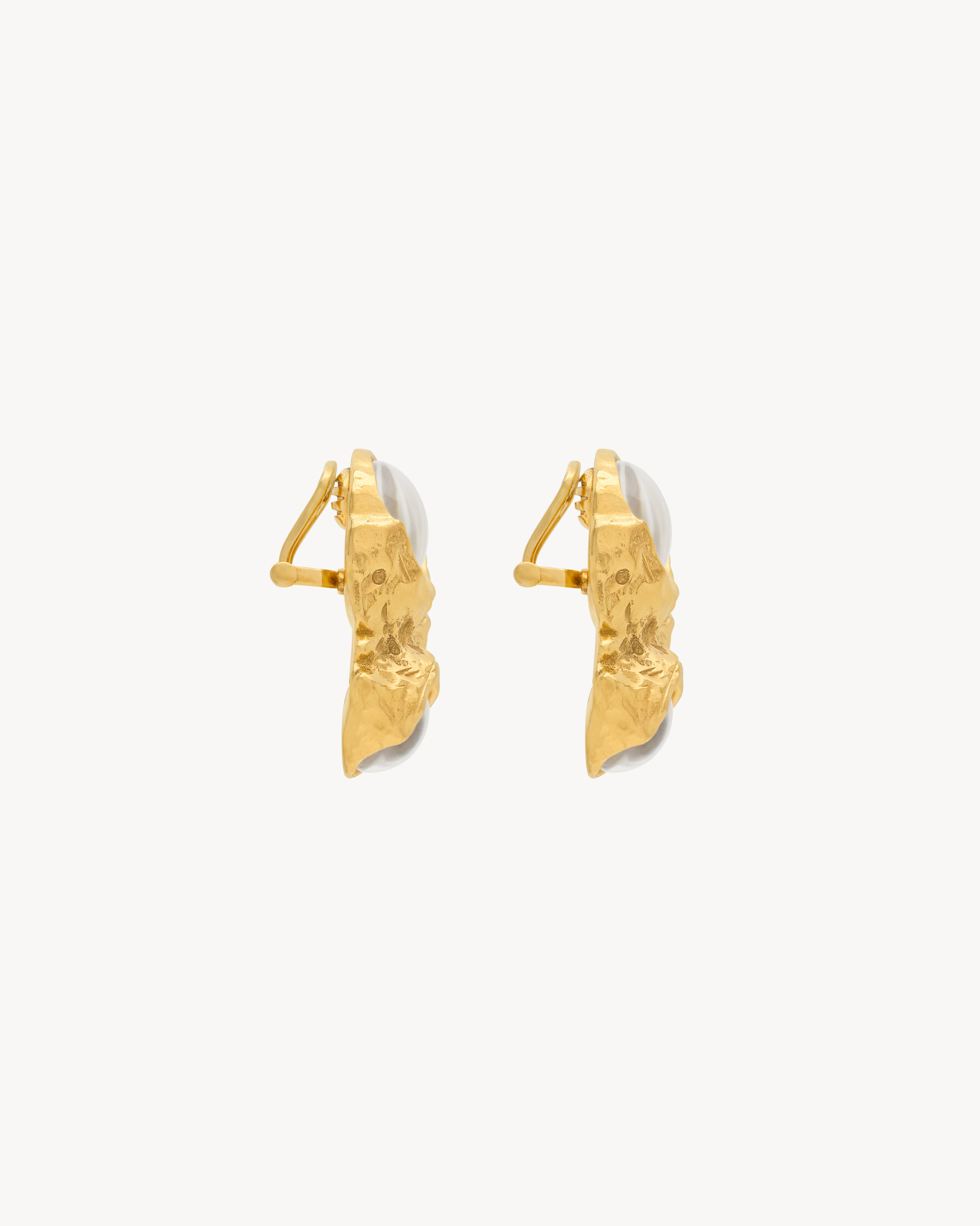 PENDIENTES DE RESINA Y METAL CON CABUJONES EN FORMA DE BURBUJAS.