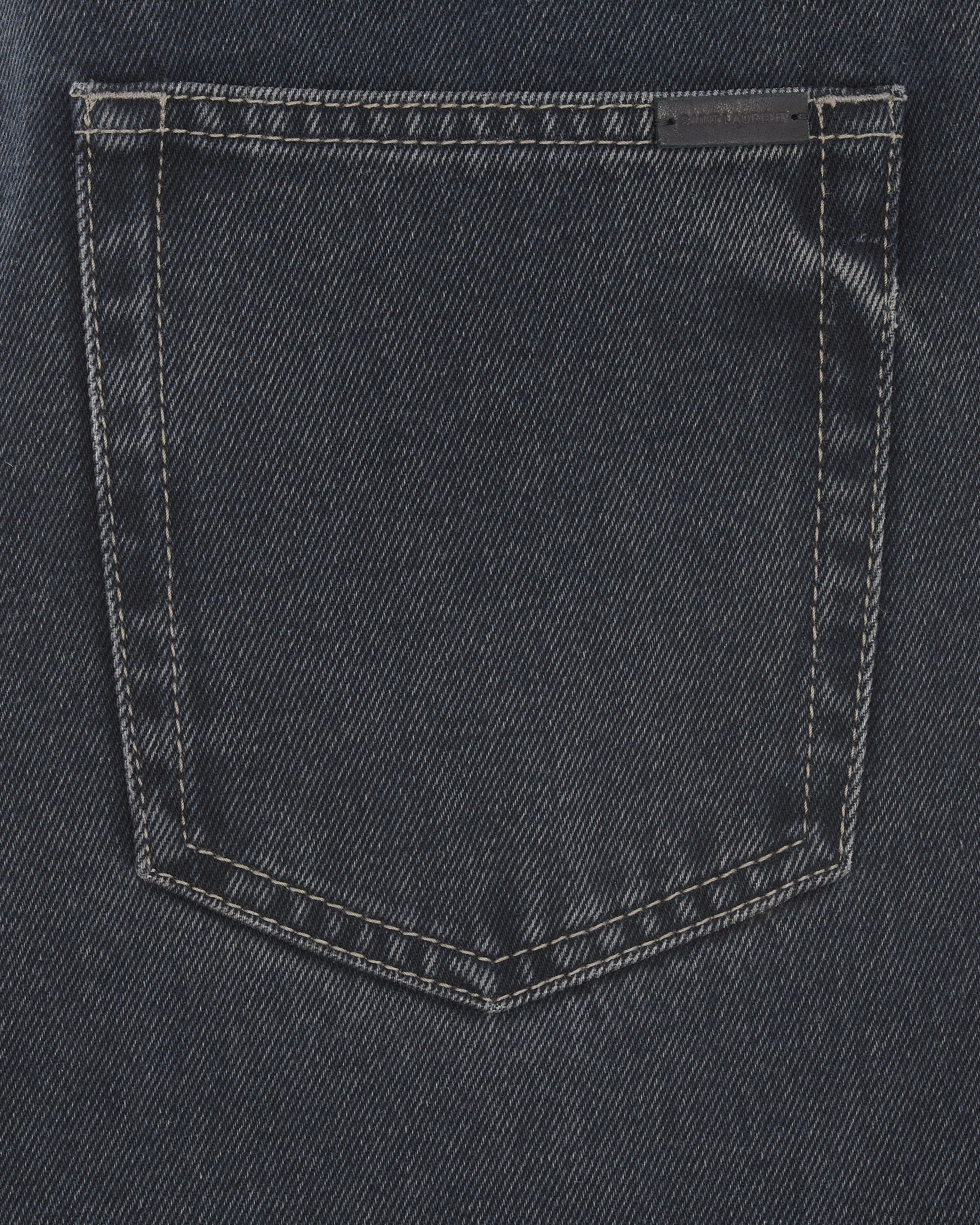 Slim-Fit-Jeans aus dunkelblau-schwarzem Denim.